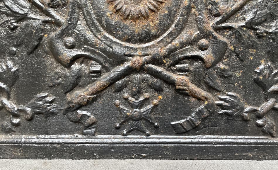 Fireback from the 19th century with a shield decorated with a sunflower Fireback from the 19th century with a shield decorated with a sunflower-2