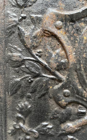 Fireback from the 19th century with a shield decorated with a sunflower Fireback from the 19th century with a shield decorated with a sunflower-3