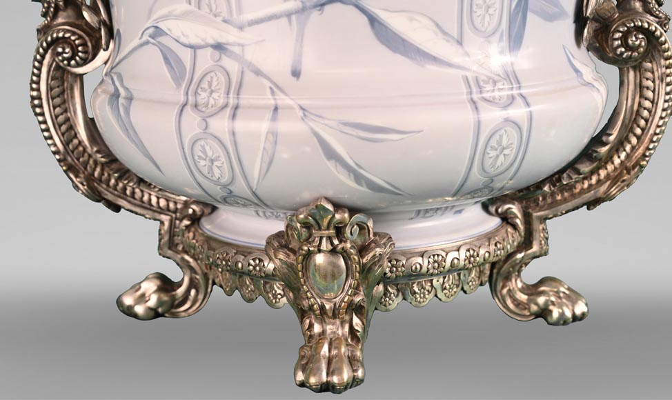 The Opaline vase, the magic of BACCARAT in the 19th century The Opaline vase, the magic of BACCARAT in the 19th century-9