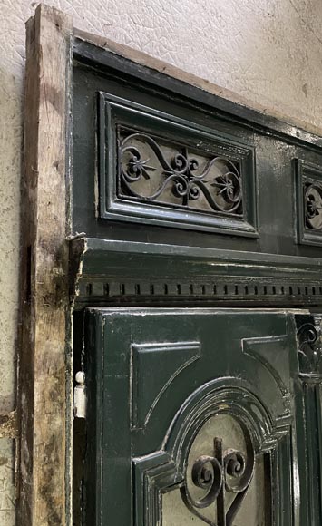 Porte cochère with cast-iron grate Porte cochère with cast-iron grate-1