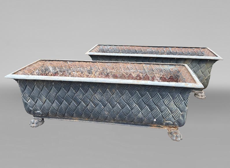 Pair of beautiful cast-iron planters with woven motif and lion's paws Pair of beautiful cast-iron planters with woven motif and lion's paws-0