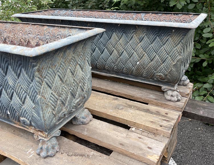 Pair of beautiful cast-iron planters with woven motif and lion's paws Pair of beautiful cast-iron planters with woven motif and lion's paws-1