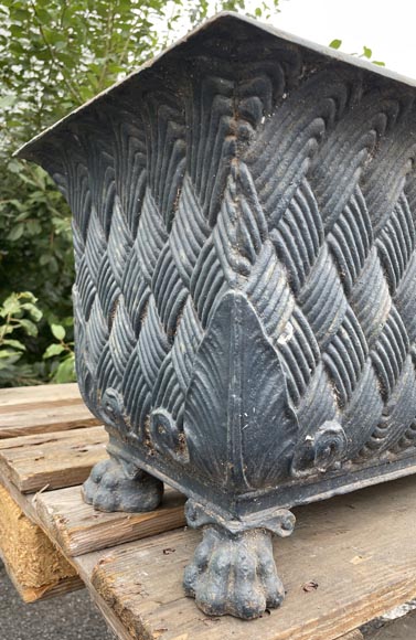 Pair of beautiful cast-iron planters with woven motif and lion's paws Pair of beautiful cast-iron planters with woven motif and lion's paws-2