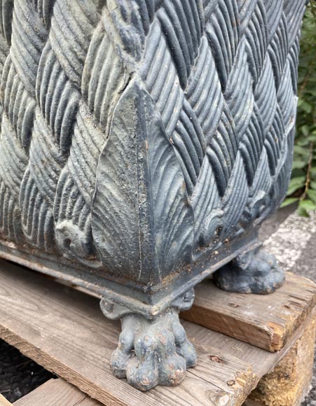 Pair of beautiful cast-iron planters with woven motif and lion's paws Pair of beautiful cast-iron planters with woven motif and lion's paws-5