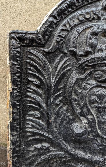 Fireback with the coat of arms of France and the motto  Fireback with the coat of arms of France and the motto