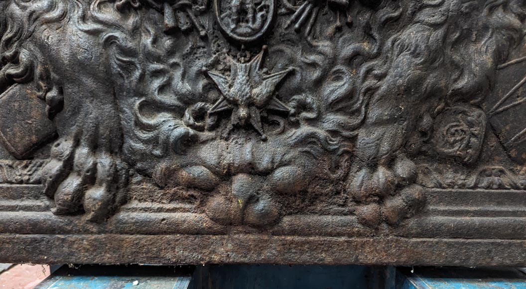 Fireback with the coat of arms of France, with a head of Apollo and the skin of a lion Fireback with the coat of arms of France, with a head of Apollo and the skin of a lion-15
