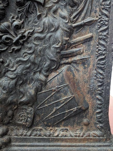 Fireback with the coat of arms of France, with a head of Apollo and the skin of a lion Fireback with the coat of arms of France, with a head of Apollo and the skin of a lion-16