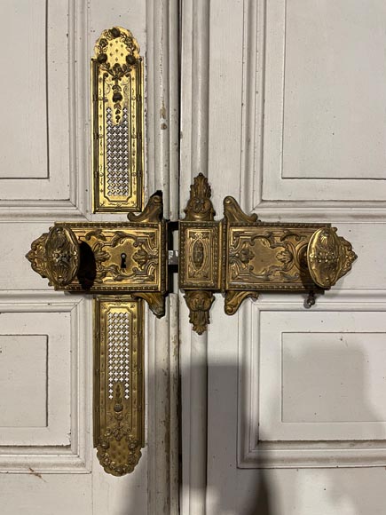 Large moulded double door with gilded Napoleon III lock Large moulded double door with gilded Napoleon III lock-4