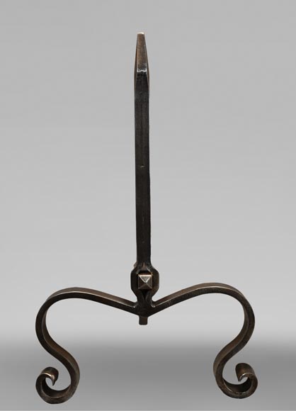 Pair of andirons with scrolled feet Pair of andirons with scrolled feet-1