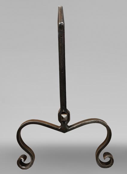 Pair of andirons with scrolled feet Pair of andirons with scrolled feet-2