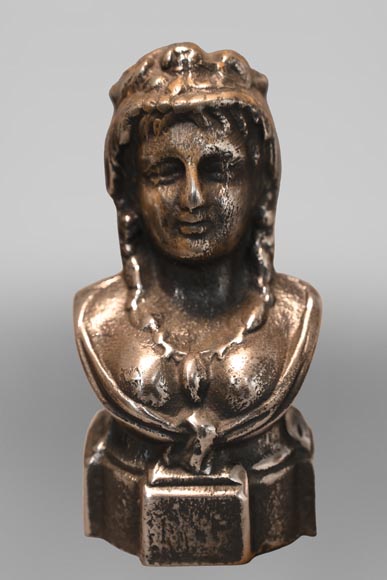 Pair of andirons with female busts Pair of andirons with female busts-2