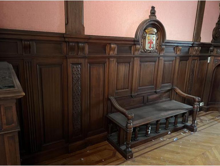 Neo-Renaissance base panelling with lions Neo-Renaissance base panelling with lions-7