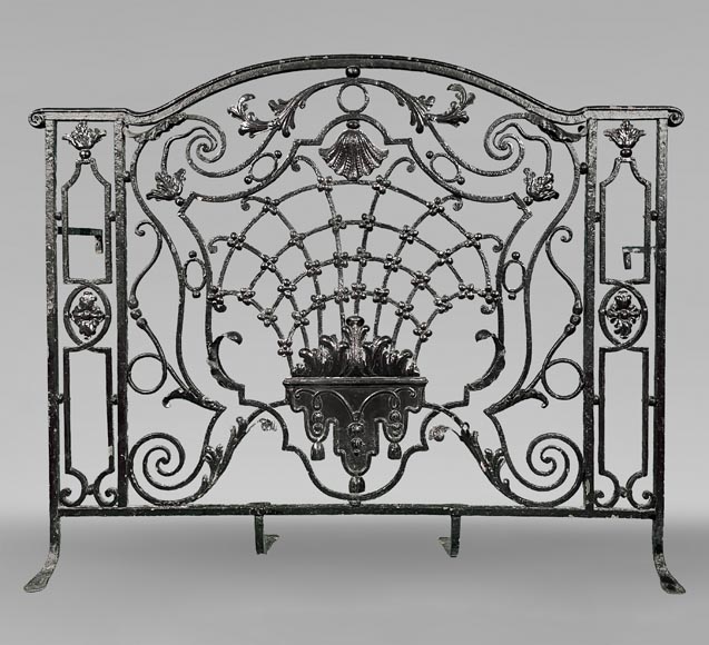 Cast-iron screnn with shell, 18th century Cast-iron screnn with shell, 18th century-0