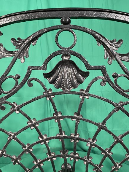 Cast-iron screnn with shell, 18th century Cast-iron screnn with shell, 18th century-1