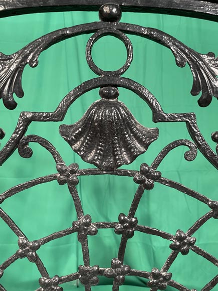 Cast-iron screnn with shell, 18th century Cast-iron screnn with shell, 18th century-2