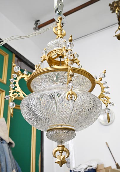 BACCARAT (Attributed to) - Oriental crystal and gilt bronze chandelier inspired by a mosque lamp BACCARAT (Attributed to) - Oriental crystal and gilt bronze chandelier inspired by a mosque lamp-1