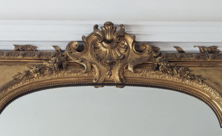 Regency-style gilded trumeau decorated with a cut leather shell Regency-style gilded trumeau decorated with a cut leather shell-1