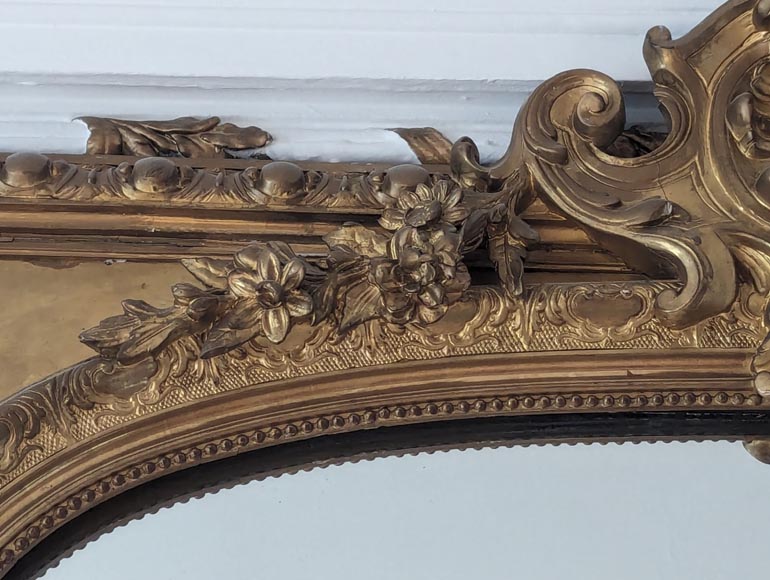 Regency-style gilded trumeau decorated with a cut leather shell Regency-style gilded trumeau decorated with a cut leather shell-3