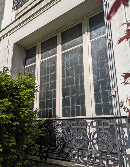 Large Napoleon III stained glass window with rose decorations Large Napoleon III stained glass window with rose decorations-7