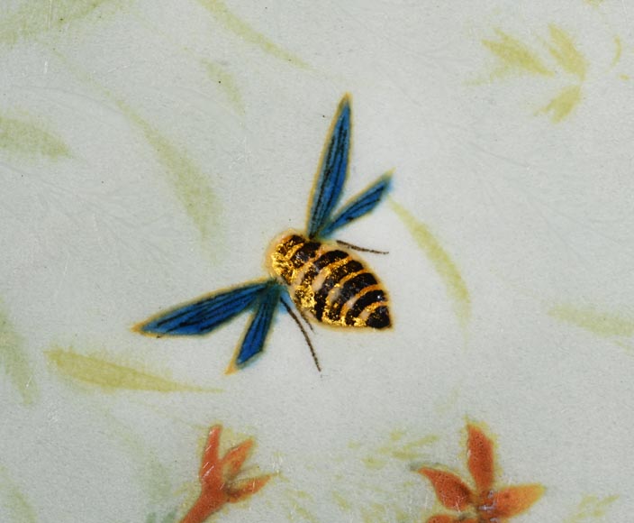 Théodore DECK, Dish decorated with iridescent bird and insects, circa 1880-1900 Théodore DECK, Dish decorated with iridescent bird and insects, circa 1880-1900-4