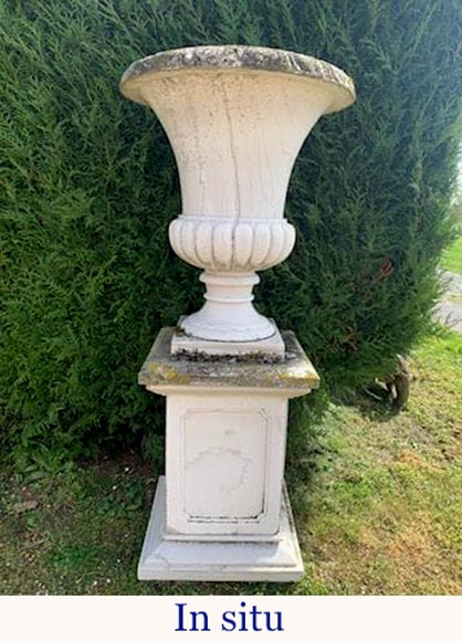 Pair of white marble Medici vases, 1980 Pair of white marble Medici vases, 1980-2