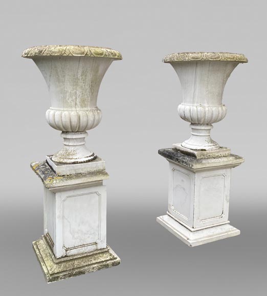 Pair of white marble Medici vases, 1980 Pair of white marble Medici vases, 1980-3