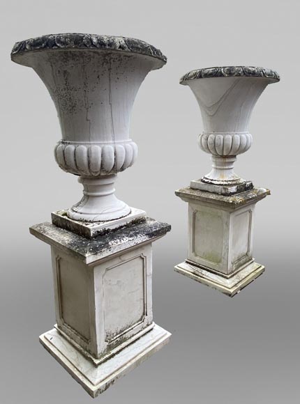 Pair of white marble Medici vases, 1980 Pair of white marble Medici vases, 1980-4