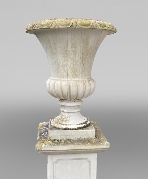 Pair of white marble Medici vases, 1980 Pair of white marble Medici vases, 1980-5