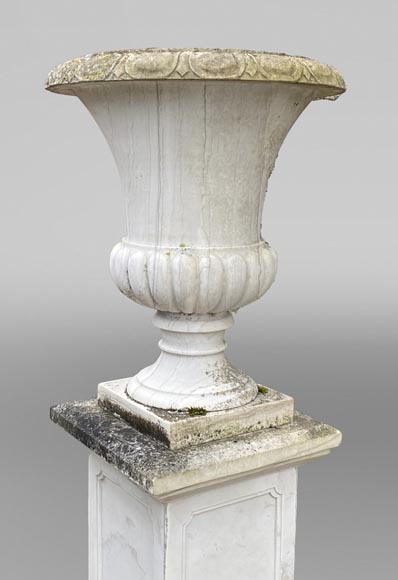 Pair of white marble Medici vases, 1980 Pair of white marble Medici vases, 1980-6