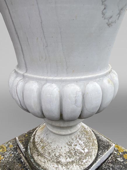 Pair of white marble Medici vases, 1980 Pair of white marble Medici vases, 1980-9