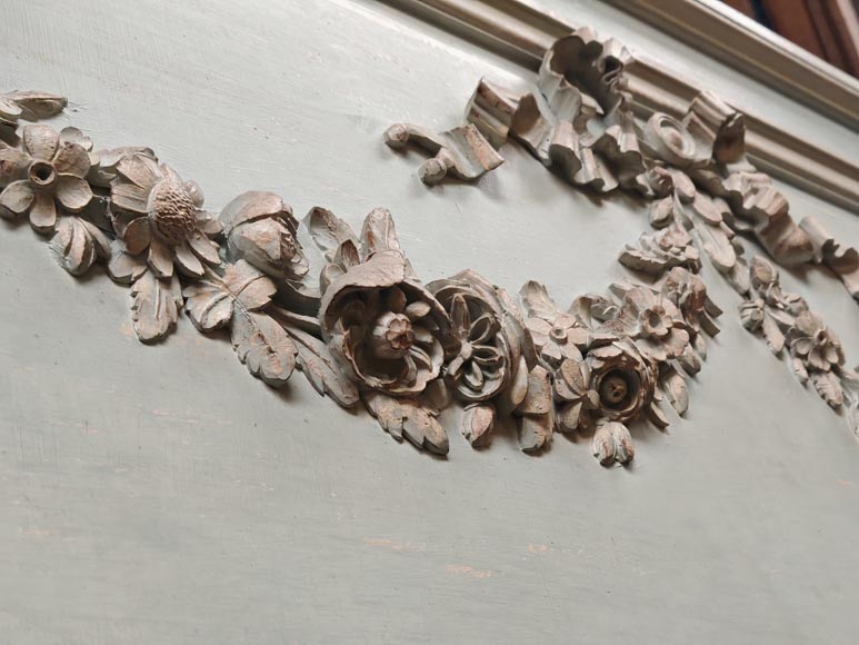 Napoleon III style mirror in carved wood decorated with a garland of flowers Napoleon III style mirror in carved wood decorated with a garland of flowers-4