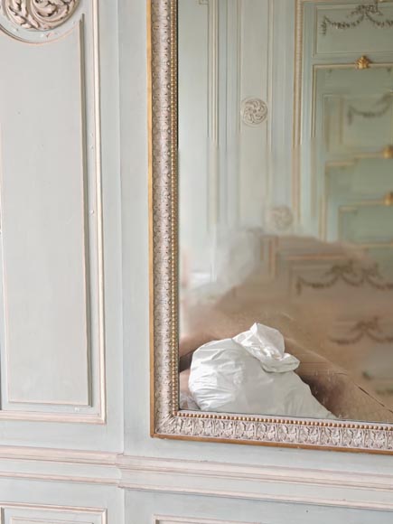 Napoleon III style mirror in carved wood decorated with a garland of flowers Napoleon III style mirror in carved wood decorated with a garland of flowers-8