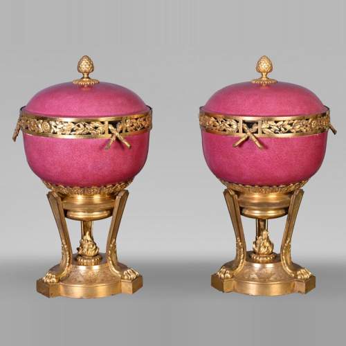 Escalier de CRISTAL (in the spirit of), Pair of pink porcelain potpourris, 19th century