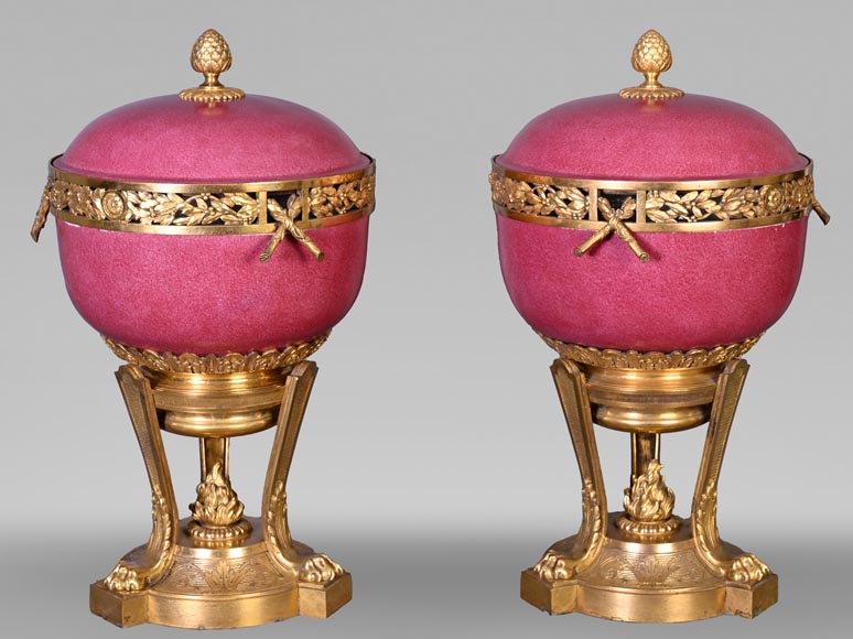 Escalier de CRISTAL (in the spirit of), Pair of pink porcelain potpourris, 19th century Escalier de CRISTAL (in the spirit of), Pair of pink porcelain potpourris, 19th century-0