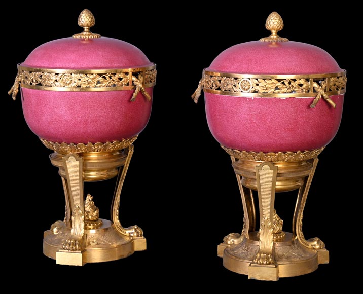 Escalier de CRISTAL (in the spirit of), Pair of pink porcelain potpourris, 19th century Escalier de CRISTAL (in the spirit of), Pair of pink porcelain potpourris, 19th century-1