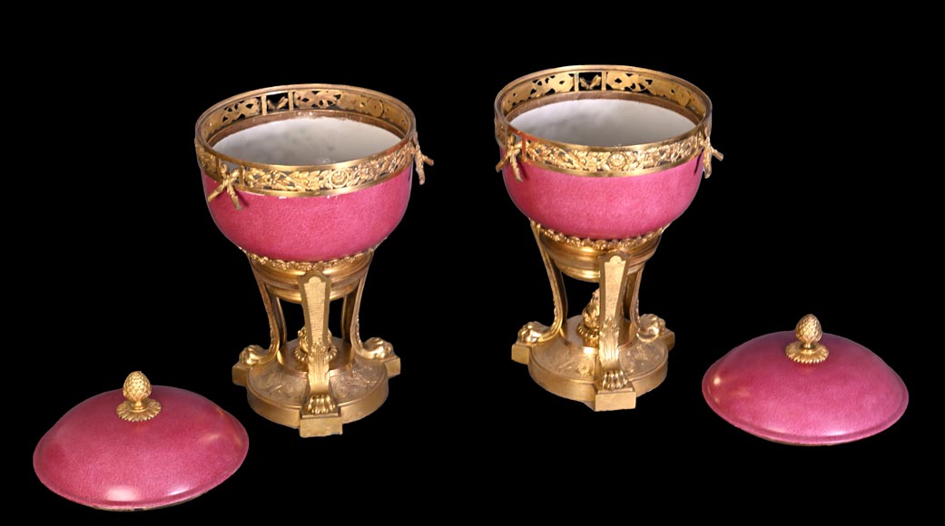 Escalier de CRISTAL (in the spirit of), Pair of pink porcelain potpourris, 19th century Escalier de CRISTAL (in the spirit of), Pair of pink porcelain potpourris, 19th century-2