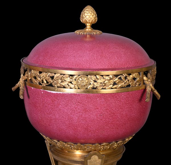 Escalier de CRISTAL (in the spirit of), Pair of pink porcelain potpourris, 19th century Escalier de CRISTAL (in the spirit of), Pair of pink porcelain potpourris, 19th century-3