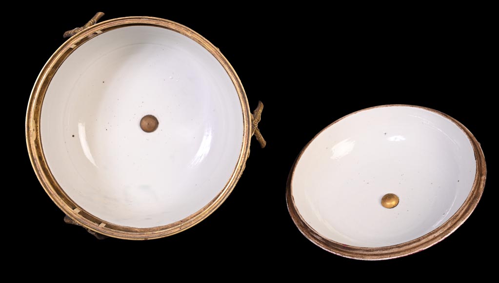 Escalier de CRISTAL (in the spirit of), Pair of pink porcelain potpourris, 19th century Escalier de CRISTAL (in the spirit of), Pair of pink porcelain potpourris, 19th century-11