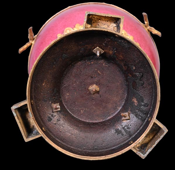 Escalier de CRISTAL (in the spirit of), Pair of pink porcelain potpourris, 19th century Escalier de CRISTAL (in the spirit of), Pair of pink porcelain potpourris, 19th century-12