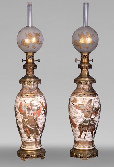 Pair of Oil Lamps in Satsuma Faience with Baccarat Opaline Globes – Second Half of the 19th Century Pair of Oil Lamps in Satsuma Faience with Baccarat Opaline Globes – Second Half of the 19th Century-0
