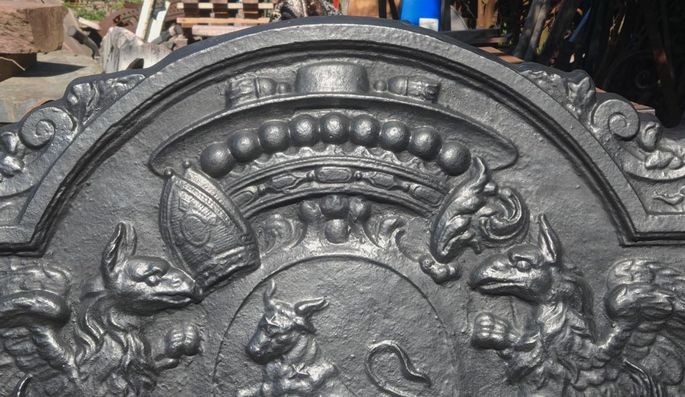 Important fireplace plaque with the coat of arms of David-Nicolas de Berthier, with a bull framed by two griffins Important fireplace plaque with the coat of arms of David-Nicolas de Berthier, with a bull framed by two griffins-1