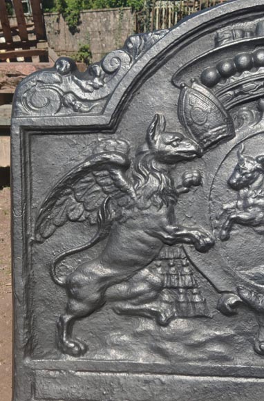 Important fireplace plaque with the coat of arms of David-Nicolas de Berthier, with a bull framed by two griffins Important fireplace plaque with the coat of arms of David-Nicolas de Berthier, with a bull framed by two griffins-2