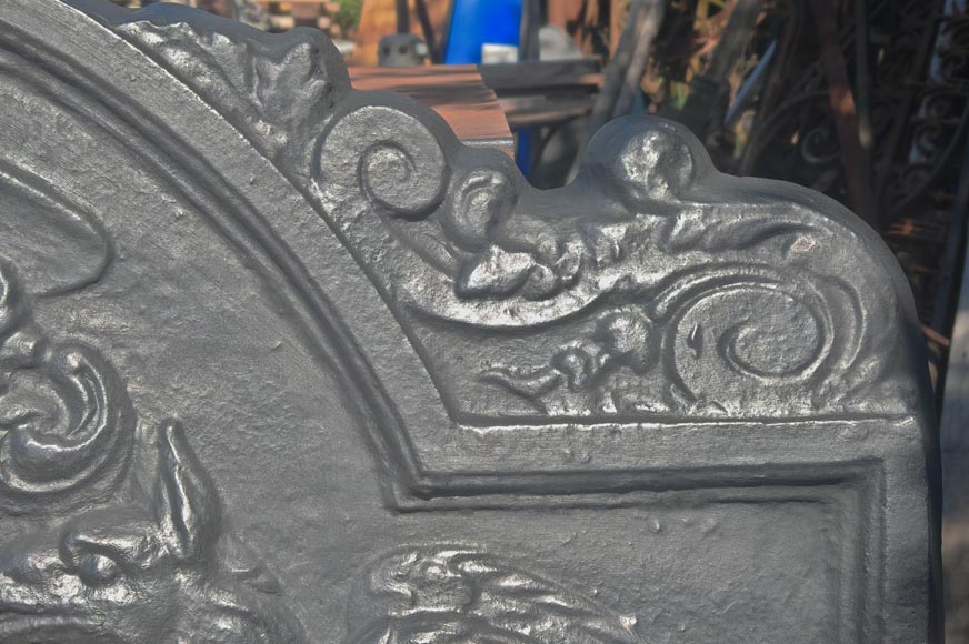 Important fireplace plaque with the coat of arms of David-Nicolas de Berthier, with a bull framed by two griffins Important fireplace plaque with the coat of arms of David-Nicolas de Berthier, with a bull framed by two griffins-4