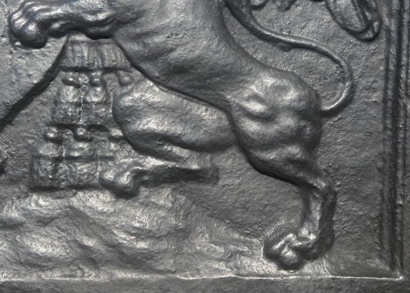 Important fireplace plaque with the coat of arms of David-Nicolas de Berthier, with a bull framed by two griffins Important fireplace plaque with the coat of arms of David-Nicolas de Berthier, with a bull framed by two griffins-7