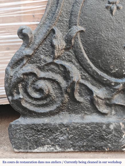 Small Louis XV period plaque with fleurs-de-lis and palmettes Small Louis XV period plaque with fleurs-de-lis and palmettes-3