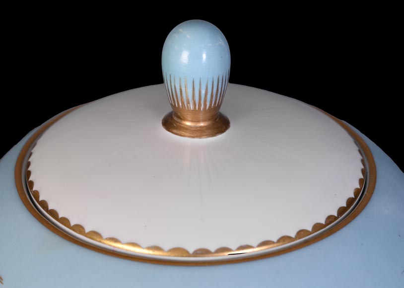 AU VASE ÉTRUSQUE – Porcelain Vase with Aquatic Decoration AU VASE ÉTRUSQUE – Porcelain Vase with Aquatic Decoration-3