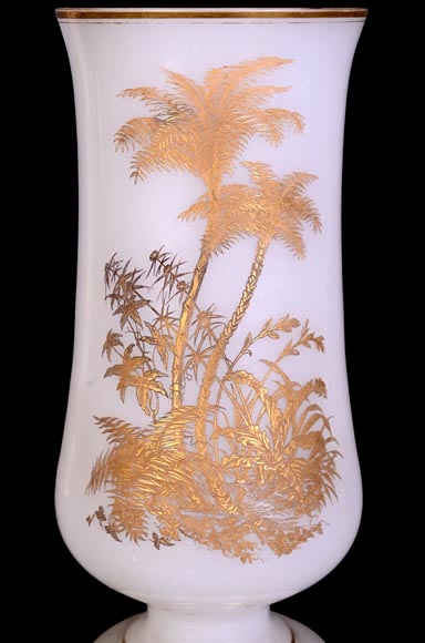 BACCARAT – Pair of White Opaline Vases with Gilded Japonist Decoration BACCARAT – Pair of White Opaline Vases with Gilded Japonist Decoration-2