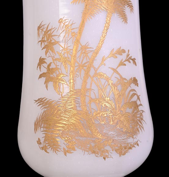 BACCARAT – Pair of White Opaline Vases with Gilded Japonist Decoration BACCARAT – Pair of White Opaline Vases with Gilded Japonist Decoration-4