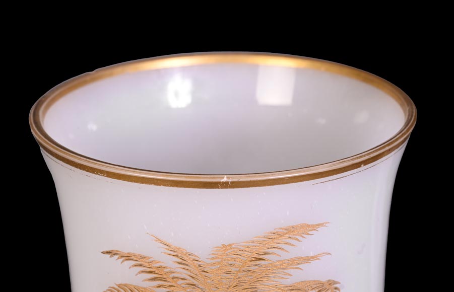 BACCARAT – Pair of White Opaline Vases with Gilded Japonist Decoration BACCARAT – Pair of White Opaline Vases with Gilded Japonist Decoration-7