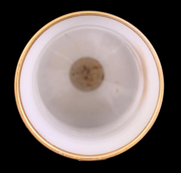 BACCARAT – Pair of White Opaline Vases with Gilded Japonist Decoration BACCARAT – Pair of White Opaline Vases with Gilded Japonist Decoration-8